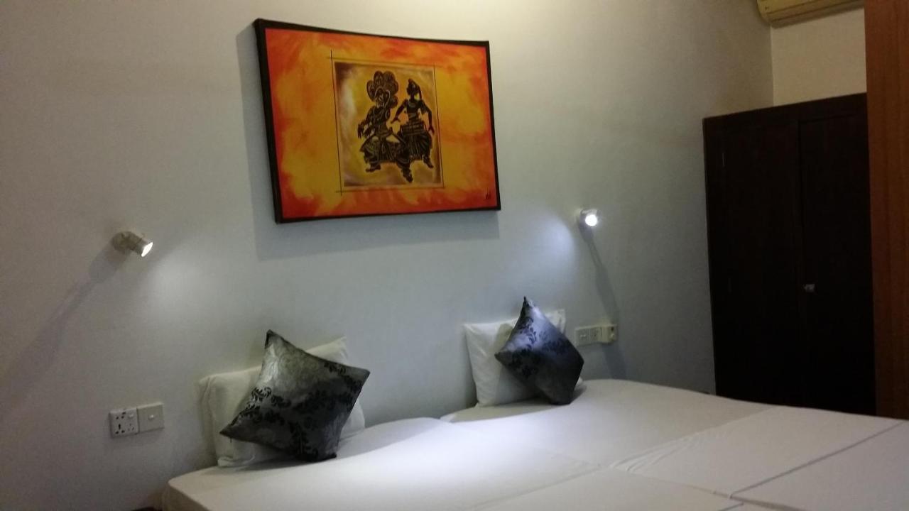 Maple Leaf Hotel เนกอมโบ ภายนอก รูปภาพ